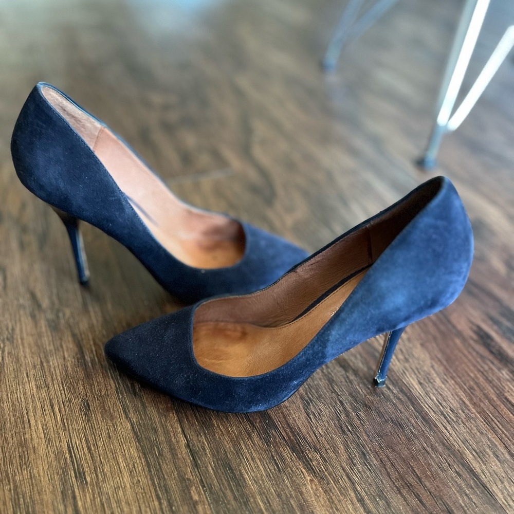 Vero Cuoio navy blue suede heels